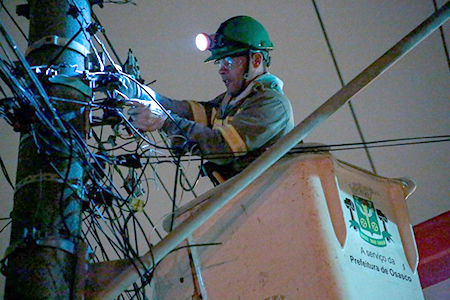 8-mil-lampadas-queimadas-sao-substituidas-nas